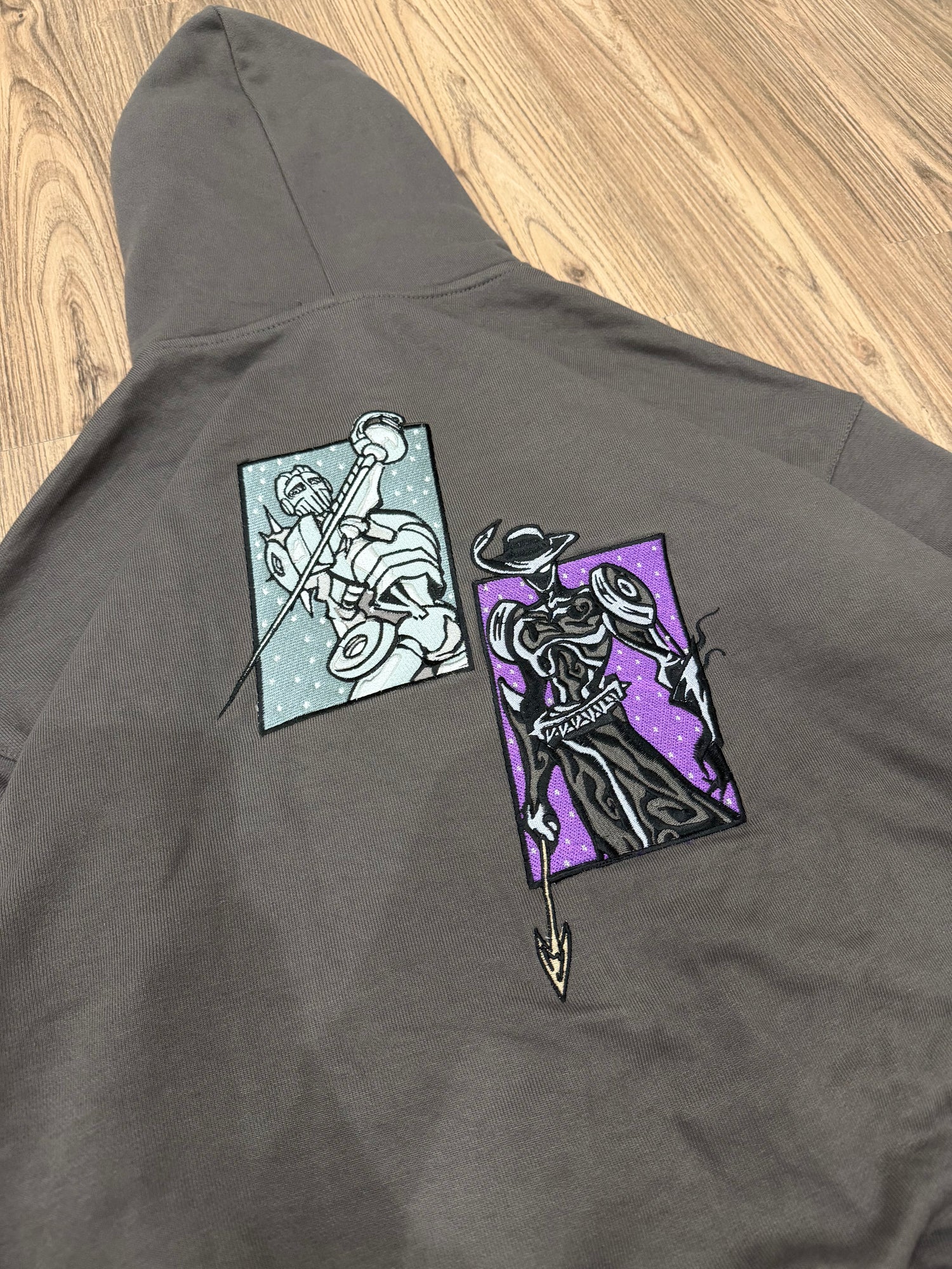 SILVER CHARIOT (ZIP-UP) + FREE ITEM (READ DESCRIPTION)