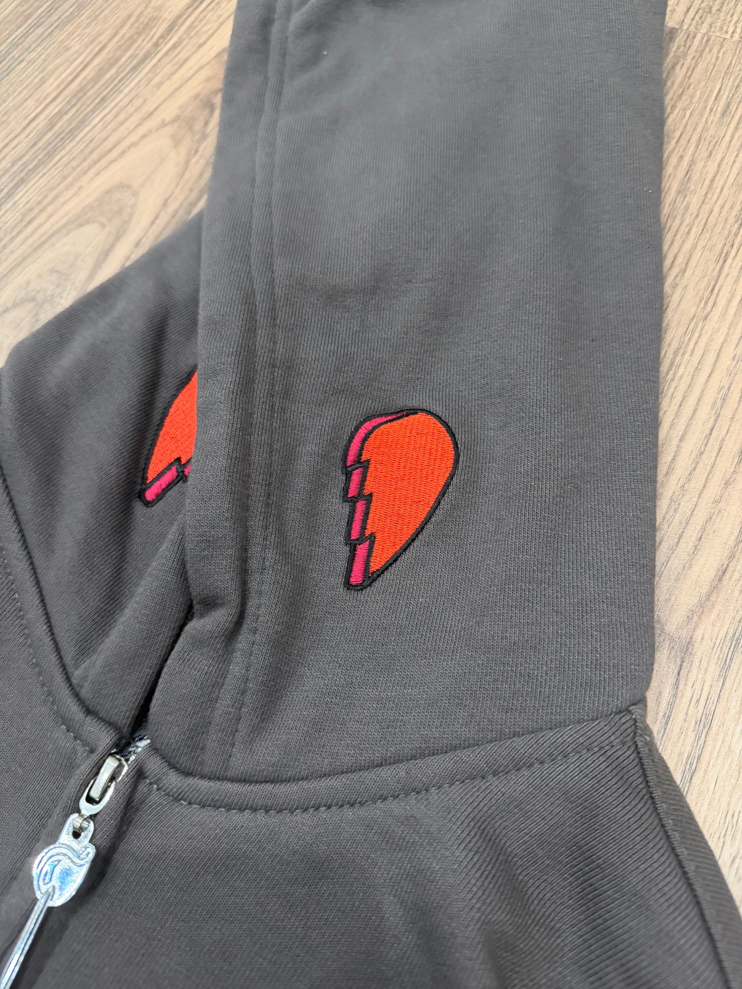 SILVER CHARIOT (ZIP-UP) + FREE ITEM (READ DESCRIPTION)